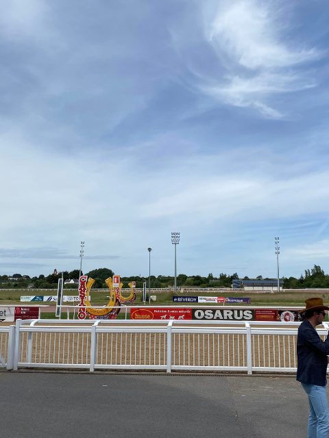 Découvrez l'hippodrome de Pornichet comme vous ne l'avez jamais vu à travers une activité de cohésion sous forme d'enquête policière !